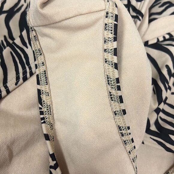 Hollister animal print cut out one piece Sz Sm - Picture 7 of 7